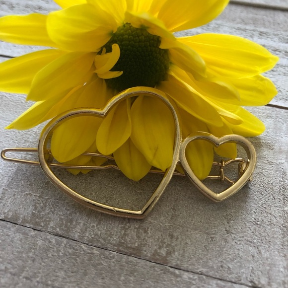 Double Heart Cutout Hair Clip - Picture 2 of 4